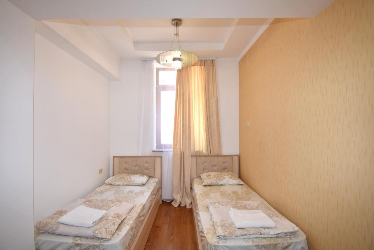 Armenak Apartment No 8, Abovyan Street Yerevan Ngoại thất bức ảnh