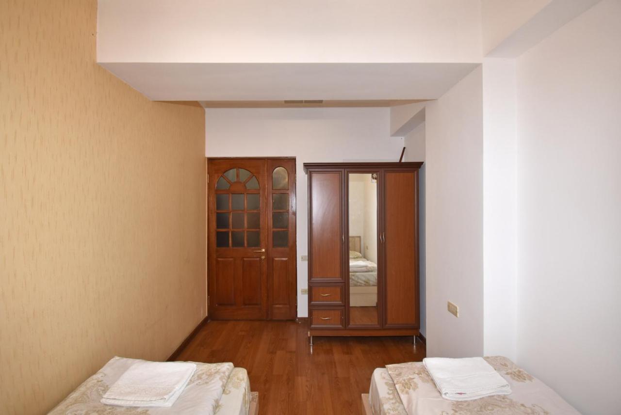 Armenak Apartment No 8, Abovyan Street Yerevan Ngoại thất bức ảnh
